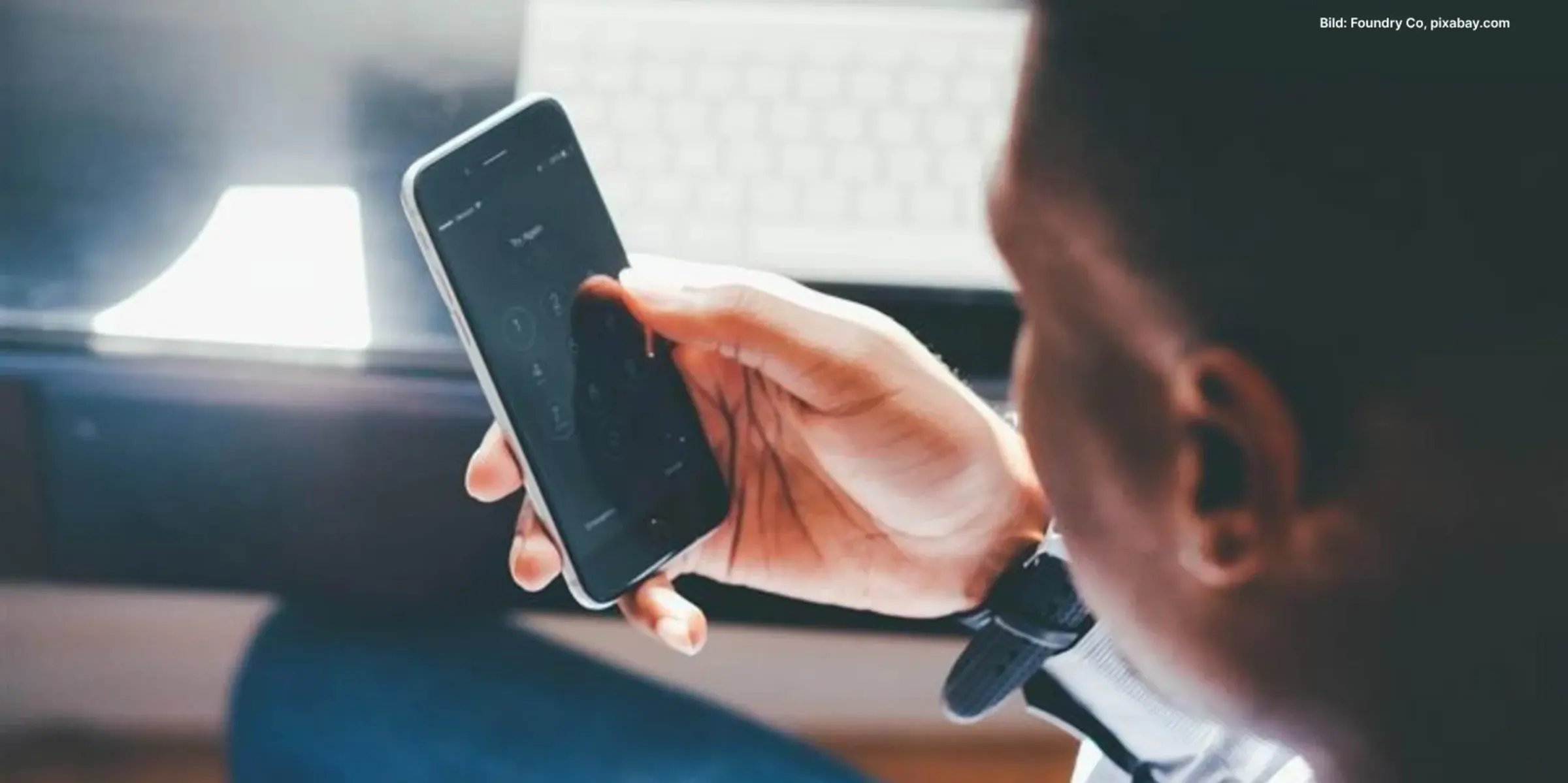 Person dialling a number on a smartphone
